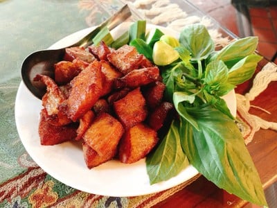 คอหมูทอดเกลือรากผักชี