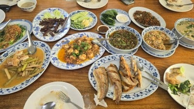 อาหาร หรือ เครื่องดื่ม