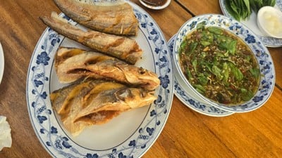 ปลาเนื้ออ่อนทอดแยกน้ำสามรส