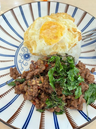 กะเพราเนื้อสับไข่ดาว