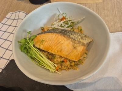 ข้าวผัดกระเทียมปลาแซลมอน