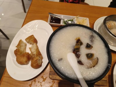 โจ๊กฮ่องกง + ปาทั่งโก๋ (โจ๊กหมูเส้นไข่เยี่ยวม้า)