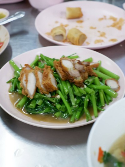 ผัดผักบุ้งหมูกรอบ