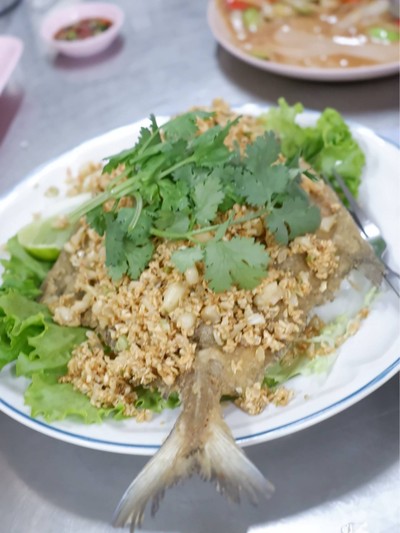 ปลาจาระเม็ดทอดกระเทียม