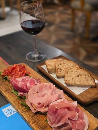 อาหาร หรือ เครื่องดื่ม