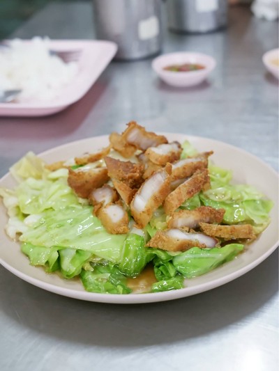 กะหล่ำปลีน้ำปลาหมูกรอบ