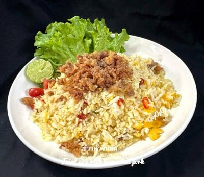 ข้าวคั่วจิ้นส้มทอด = ข้าวผัดแหนมทอด