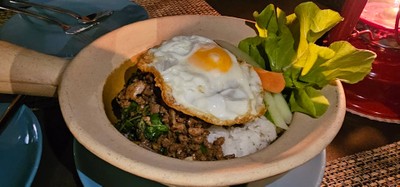 ข้าวผัดกะเพราเนื้อหม้อดิน