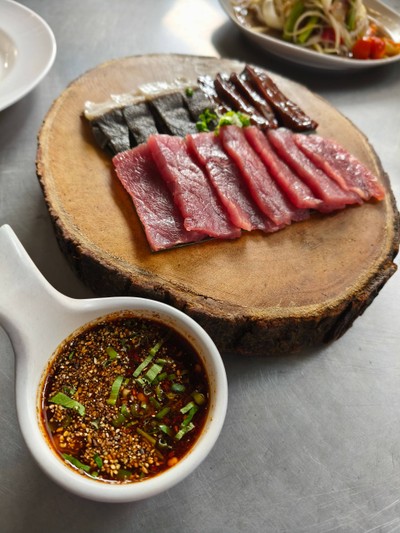 ซอยจุ๊ Rae beef with spicy and bitter sauce