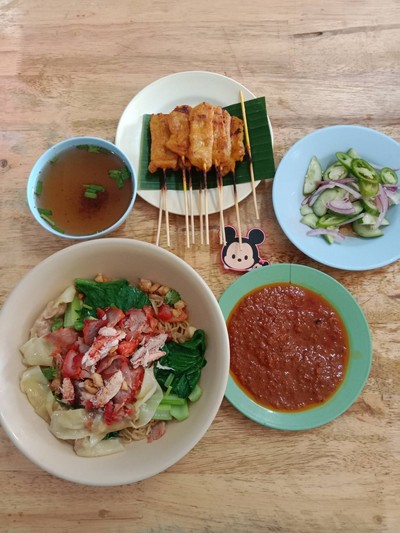 บะหมี่เกี๊ยวปูหมูแดงพิเศษ