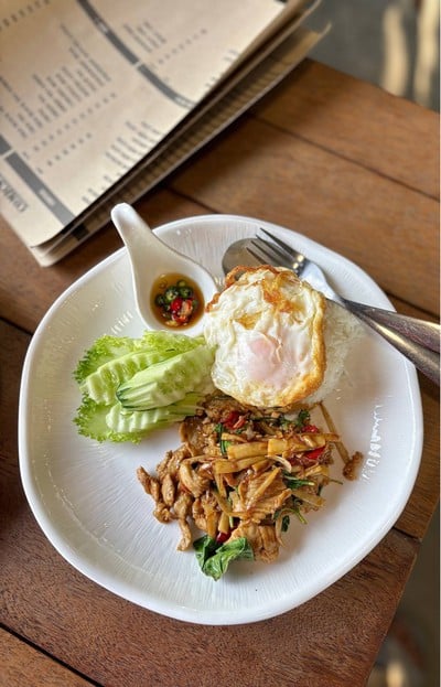 🍛 ข้าวกะเพราหมูสับหน่อไม้ดองไข่ดาว. (ราคา 114 บาท.)