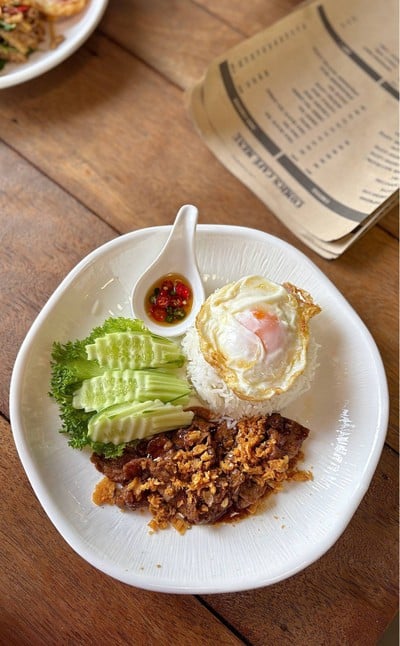 🍛 ข้าวเนื้อกระเทียมไข่ดาว. (ราคา 114 บาท.)
