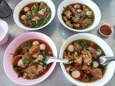 เมนูของร้าน นายอ้วน ก๋วยเตี๋ยวเนื้อ/หมู