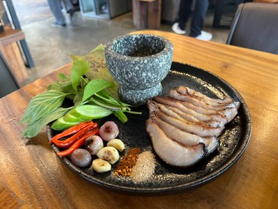 คอหมูย่างน้ำจิ้มแจ่ว