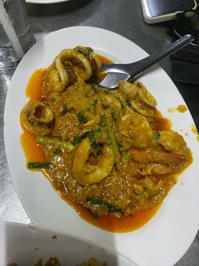 กุ้งหมึกผัดผงกะหรี่