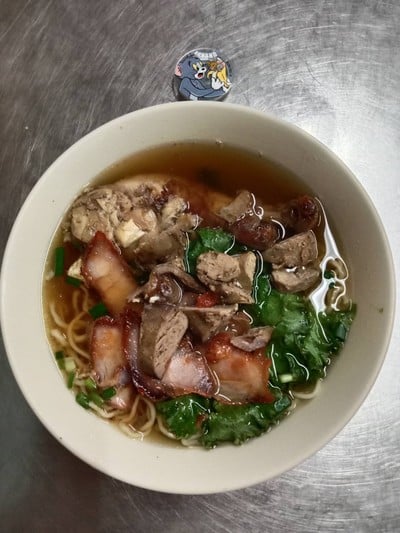 บะหมี่น่องไก่เพิ่มหมูแดงเพิ่มตับไก่