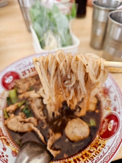 ก๋วยเตี๋ยวเรือน้ำตก เนื้อสไลด์วากิว