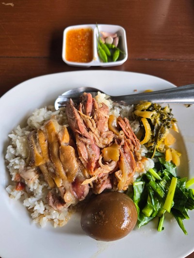 ข้าวขาหมุ ไข่พะโล้