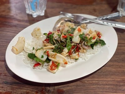 ข้าวกะเพราปลาหมึก