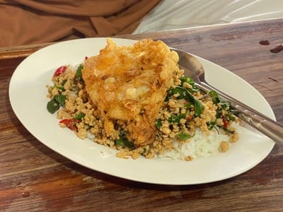 ข้าวกะเพราไก่ไข่ดาว
