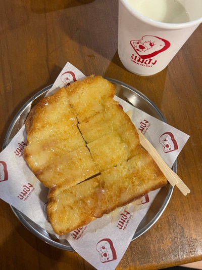 ขนมปังปิ้งแผ่นเนยนม