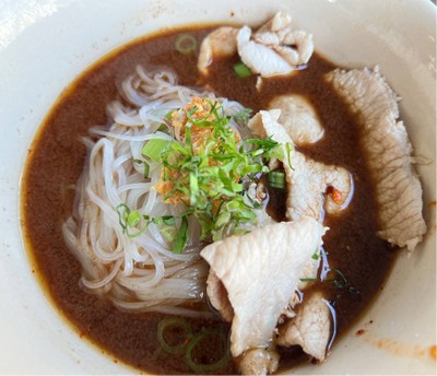 เส้นเล็กน้ำตกหมูพิเศษ