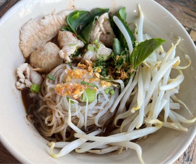 เส้นเล็กน้ำตกหมูพิเศษ