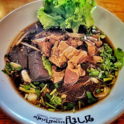 เส้นหมี่น้ำหมูตุ๋น