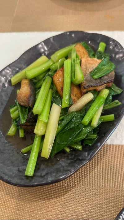 คะน้าผัดปลาสำลีแดดเดียว