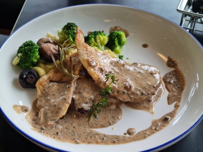 Grilled Chicken Breast With Pepper Truffle Gravy Sauce