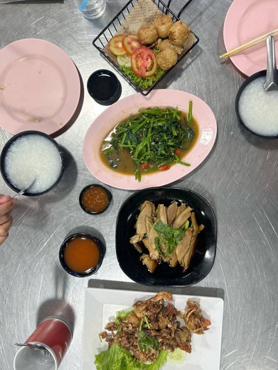 ผัดผักบุ้งไฟแดงใส่พริก