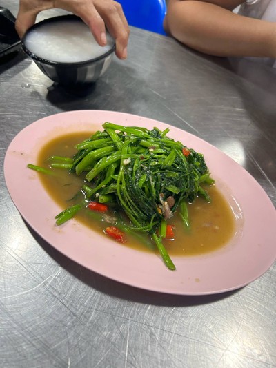 ผัดผักบุ้งไฟแดงใส่พริก