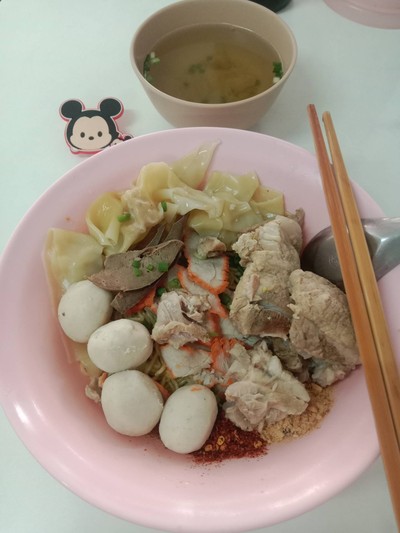 หมี่เหลืองยำแห้งพิเศษเครื่อง