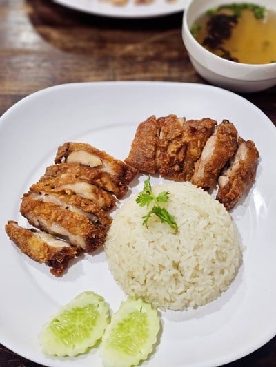 โกยีข้าวมันไก่ (KOYI CHICKEN RICE)