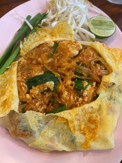 ผัดไทห่อไข่พิเศษ