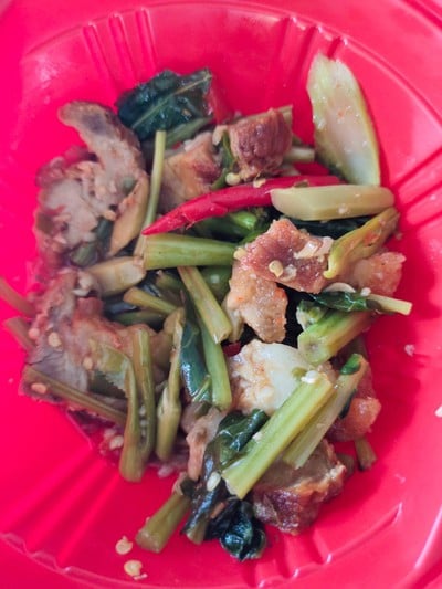 คะน้าหมูกรอบ