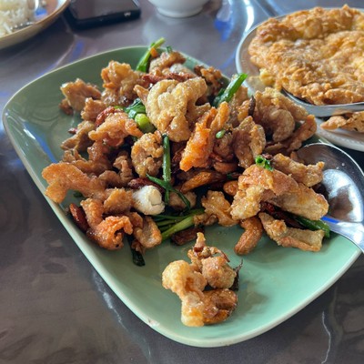 หนังไก่ผัดเม็ดมะม่วง