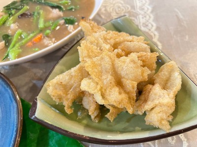 ราดหน้าเส้นกรอบหมูหมัก