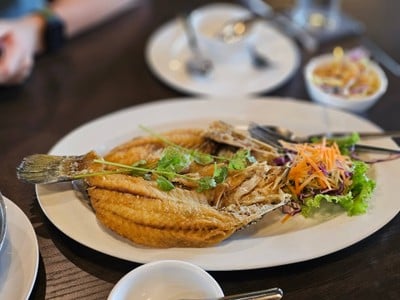 ปลากระพงทอดราดน้ำปลา