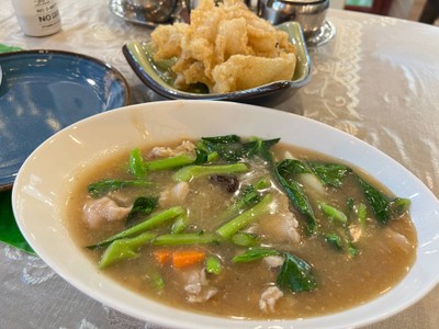 ราดหน้าเส้นกรอบหมูหมัก