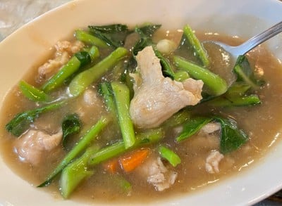 ราดหน้าเส้นกรอบหมูหมัก