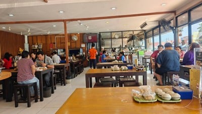 ก๋วยเตี๋ยวเรือลุงจุน ผัดไทย ข้าวกะเพรา  ขาหมู ข้าวมันไก่