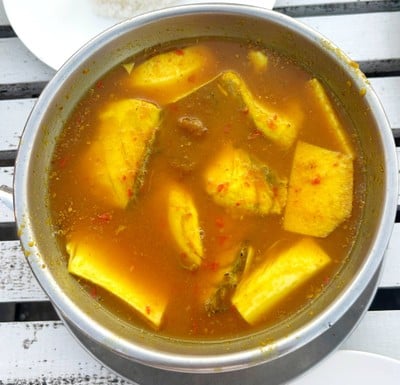 แกงส้มปลากะพงยอดมะพร้าว