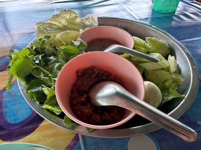 ผักสดๆและน้ำพริก