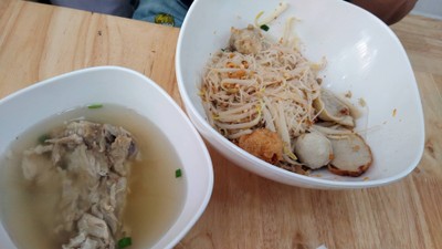 ขอน้ำซุปมีเล้งมาให้ด้วย