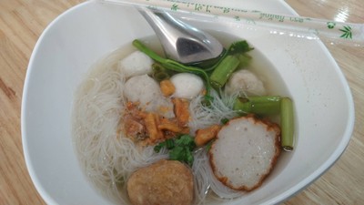 เส้นหมี่น้ำใสใส่ผักบุ้ง