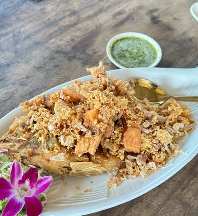 ปลากระพงทอดกระเทียม