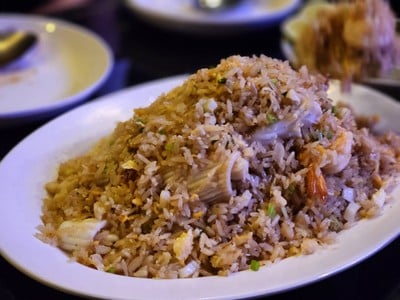 ข้าวผัดทะเลจานใหญ่