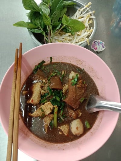 เส้นเล็กหมูน้ำตก พิเศษเครื่อง เพิ่มหมูสด เพิ่มเอ็นเนื้อ