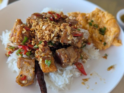 ข้างราดหมูกรอบคั่วพริกเกลือ+ไข่ข้น